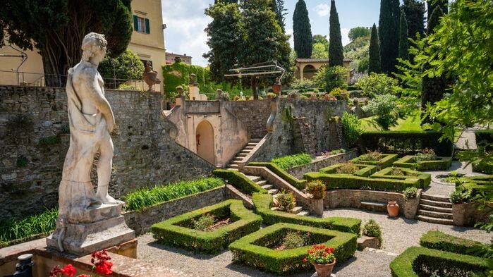 På 1950-talet ägdes Villa Agape av hertiginnan Anna d´Orleans som lät anlägga villans barockträdgård i italiensk stil.