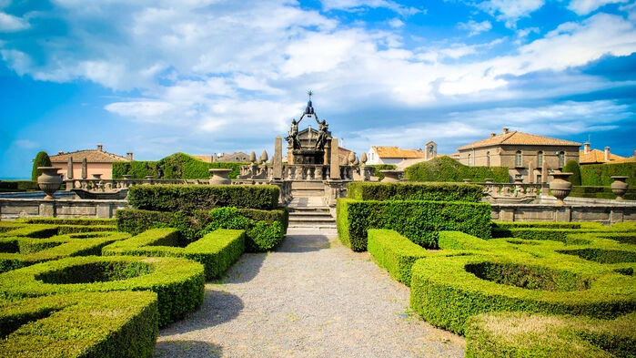 Villa Lante uppfördes på 1500-talet som sommarresidens för staden Viterbos biskopar. Villa Lante har haft Villa d´Este i Tivoli som förlaga och är noggrant planerat till perfektion.