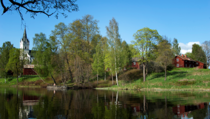 Sagolika Sunne ligger naturskönt mellan sjöarna Övre Fryken och Mellan-Fryken. Många betydelsefulla
kulturpersonligheter kommer från trakten, t.ex. Selma Lagerlöf, författaren Göran Tunström och 
konstnärerna Karin och Marc Broos.