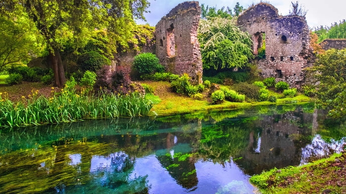 Den engelska parken vid Ninfa skapades av konstnären Lelia Caetani och hennes man Hubert Howard. Ninfa betyder nymf och anses av många vara världens mest romantiska trädgård.