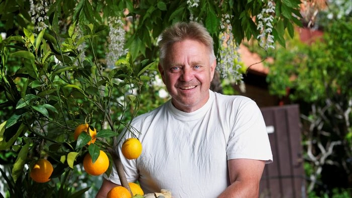 Trädgårdsarkitekten Peter Englander är ciceron på resan. Så här beskriver han sin fascination för Medelhavsträdgårdar: Jag älskar Medelhavet och i synnerhet Italien. Min kärlek är villkorslös och det handlar inte om någon hastigt övergående kärleksaffär.
