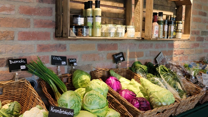 Gröna Butiken på Orelund drivs sedan 2020 av systrarna Nilsson. Madeleine är utbildad lantmästare och Alexandra är redovisningsekonom.