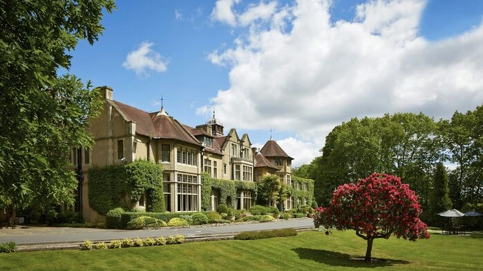 två nätter på det klassiskt viktorianska Macdonald Frimley Hall Hotel & Spa**** i den lantliga byn Camberley i Surrey.