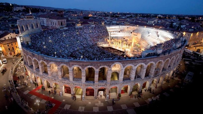 Den magnifika tvåtusenåriga amfiteatern Arena di Verona.