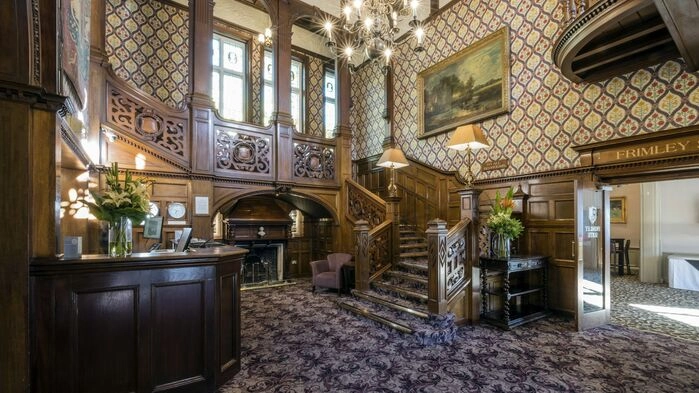 På Frimley Hall har vi tillgång till hotellets spa, och vi äter två middagar med måltidsdryck vin/öl.