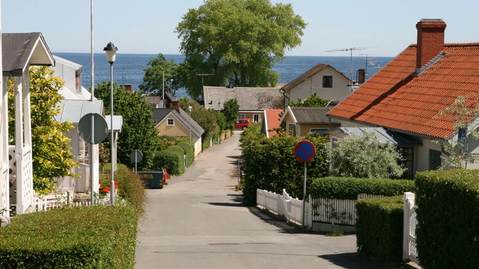 Det gamla fiskeläget Kivik har en smakfull blandning av äldre och nyare bebyggelse. En promenad i de gamla kvarteren nära hamnen är en ren njutning. Här spenderade författaren Fritiof Nilsson Piraten gärna somrarna, ibland i sällskap med sin excentriske vän Sten Broman. Vi går på en guidad tur med Kiviks-experten Tommy Gustafsson.