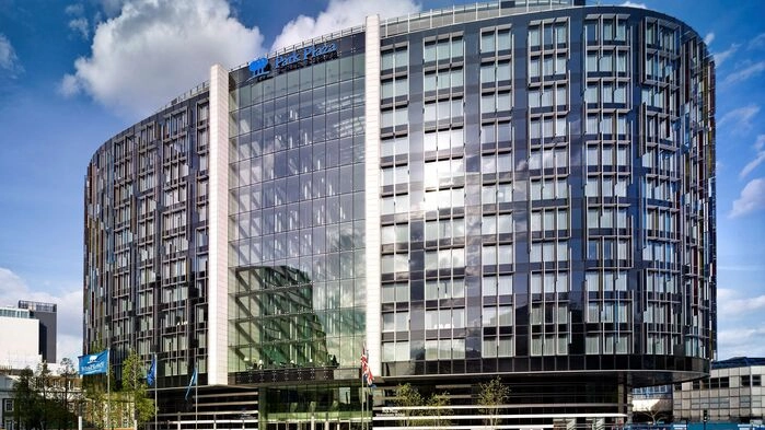 I London tar vi in på Park Plaza Westminster Bridge som ligger centralt vid Themsen, mittemot klocktornet Big Ben. Vi har tillgång till hotellets spa.