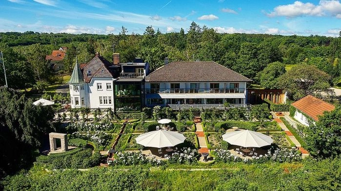 Kiviks Hotell ligger vackert på en höjd med en milsvid utsikt över havet. Hotellet ligger i en villa från 1908 som målarprinsen Eugen hyrde under ett par somrar på 1930-talet.