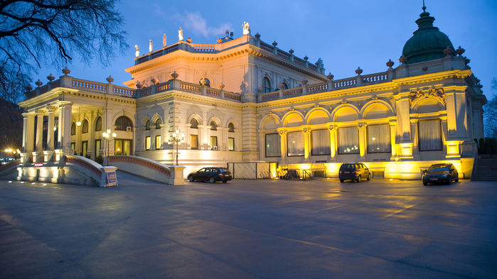 Det vackra konserthuset Kursalon ligger i den stora parken Stadtpark. Ikväll är det en wiensk afton med musik av Johan Strauss, Mozart och andra underbara stycken hämtade från Wiens rika musikskatt.