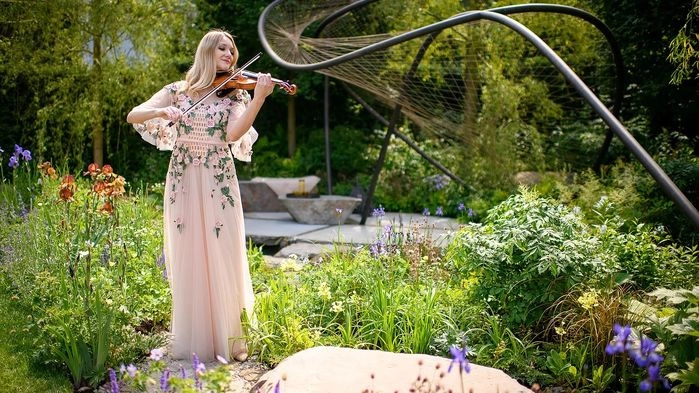 Violinisten Sally Potterton i Wedgewood Garden på Chelsea Flower Show 2018.