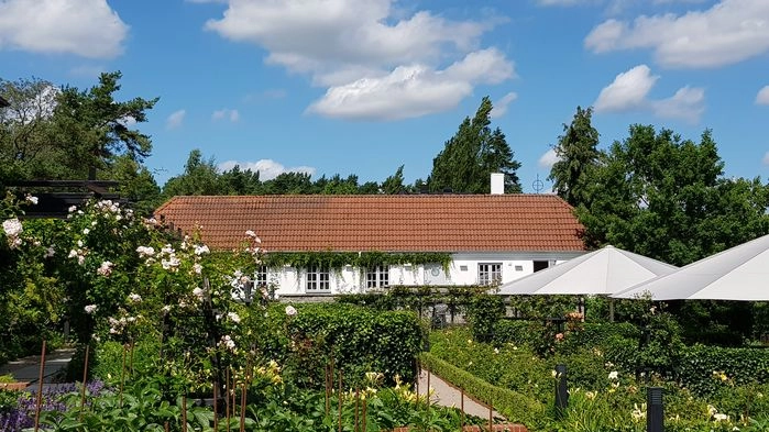 Den italienska renässansträdgården har mer än 300 rosenbuskar och där kan man koppla av i små halvmåneformade trädgårdsrum.