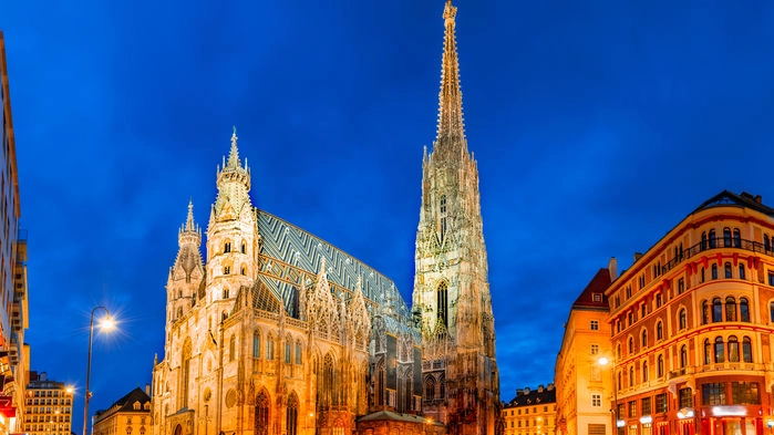 Stefansdomen är Wiens katolska domkyrka. Det högsta tornet är 136 meter högt. Kyrkan har 23 klockor, den mest kända är Pummerin som hänger i det norra tornet. Den väger hela 20 130 kilo.