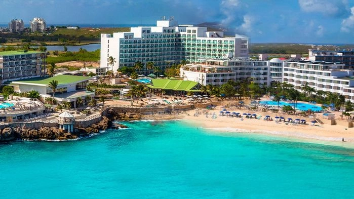 Hotel Sonesta ligger vid stranden Maho Beach. All inclusive ingår i priset.