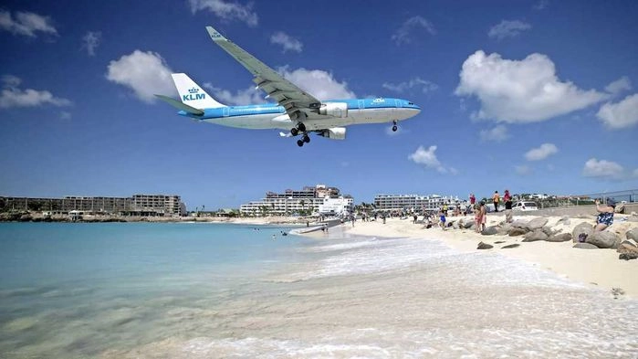 Hotellet ligger vid stranden Maho Beach, strax intill Princess Juliana Airport, som är så omtalad för den spektakulära inflygningen.