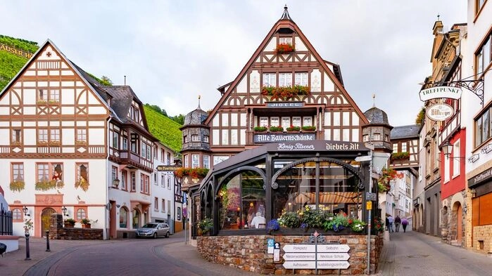 Även om Rüdesheim bara har tiotusen invånare så är det en livlig stad, full av vinbutiker, tavernor och nöjesliv i korsvirkeshusen runt den pittoreska gränden Drosselgasse.