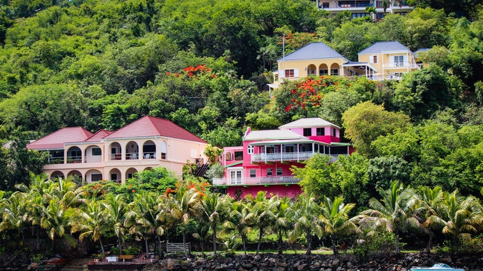 Tortola är den största ön i de Brittiska Jungfruöarna. Vi kastar ankar utanför de färggranna husen  i den karibiskt charmiga hamnen vid Soper´s Hole.