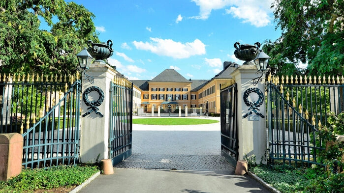 Schloss Johannisberg står också bakom att man producerar Riesling på sent skördade druvor, Spätlese och sedan år 1858 Eiswein där druvorna skördas och pressas i fruset tillstånd.