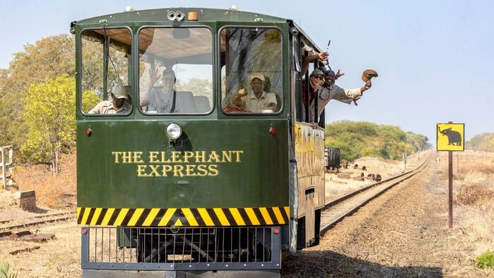 Tåget Elefantexpressen i Hwange nationalpark. Bild: Imvelo Safari Lodges