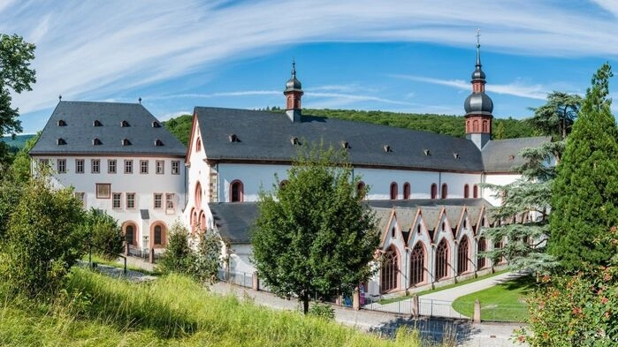År 1136 kom cisterciensermunkar från moderklostret i Bourgogne och etablerade Kloster Eberbach. Deras klosterorden var självförsörjande på jordbruk, djurhållning och vinproduktion. På 1400-talet var Kloster Eberbach den största vingården i Tyskland.