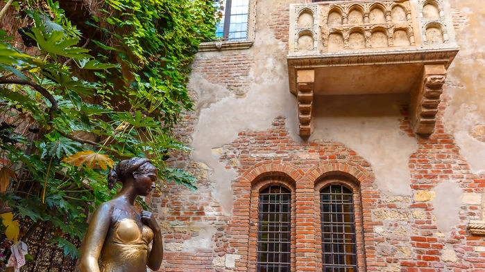 Den berömda balkongen där Romeo förklarade Julia sin kärlek, i Shakespeares berömda skådespel.