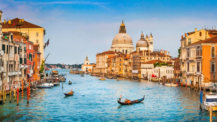 Venedig är en av världens mest romantiska städer och på resan får vi uppleva den speciella atmosfären på sagostadens små öar och kanaler.