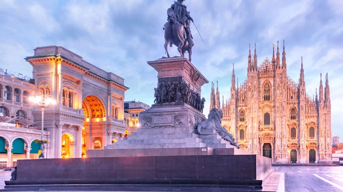 Den jättelika gotiska katedralen Il Duomo di Milano är stadens största sevärdhet och har plats för 40 000 besökare. Fasaden är täckt av rosa-vit marmor och har otaliga tinnar och torn.