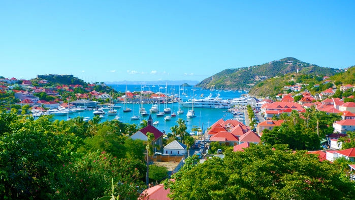 En gång var Saint Barth svenskt, men numera är det världens rika och berömda som koloniserar den lilla ön. I huvudstaden Gustavia finns både Kungsgatan och Vanadisplatsen och över kommunhuset Le Collectivité vajar fortfarande den svenska flaggan.